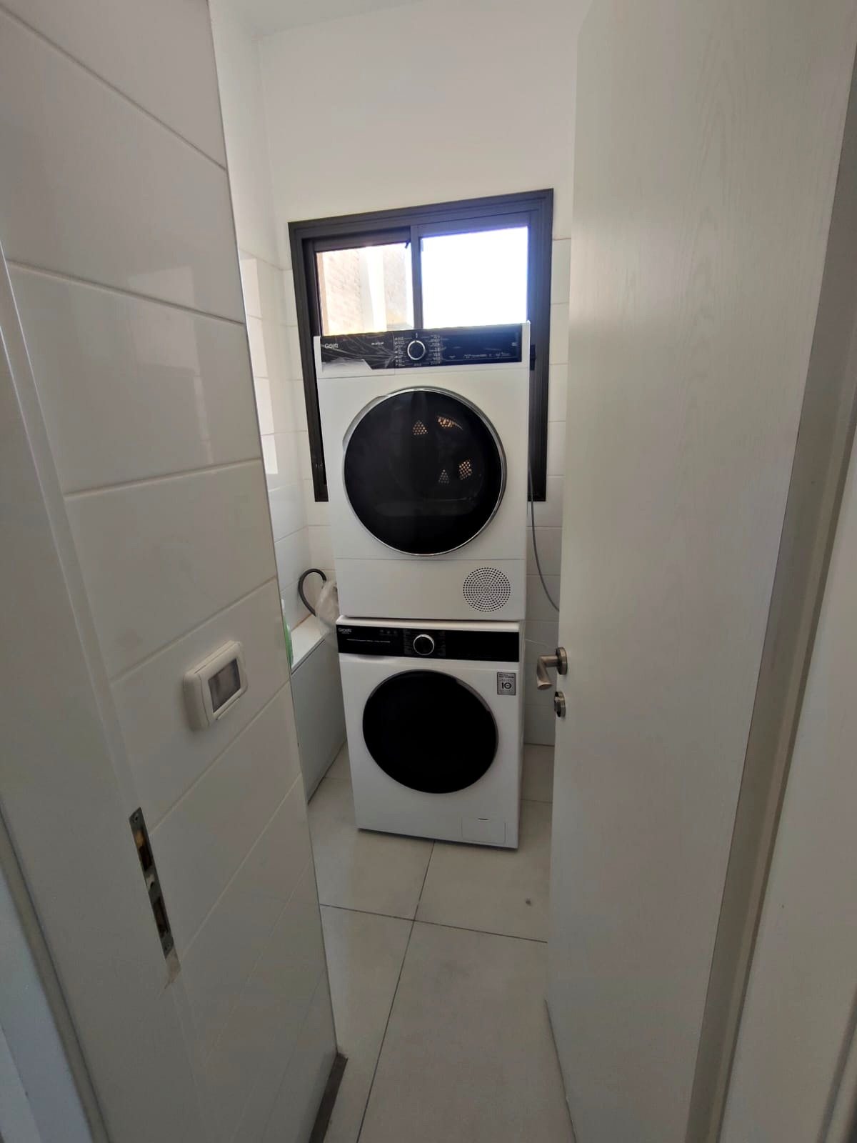 חדר שירות עם מכונת כביסה ומייבש